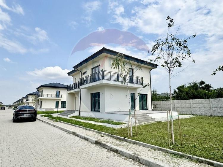 Casă individuală cu 4 camere cu Teren 446.92001342773 Mp în Tamași