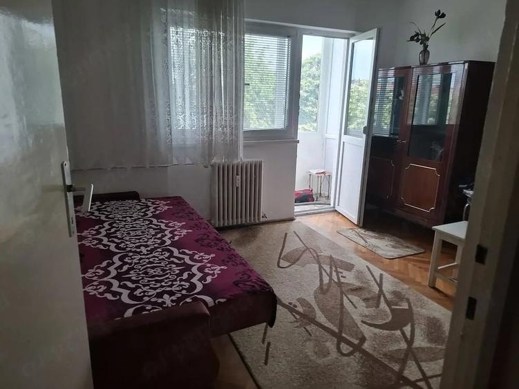 Apartament cu 3 camere semidecomandat în Podgoria