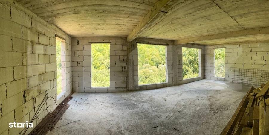 Casă cu 4 camere decomandat cu Teren 1000 Mp în Central