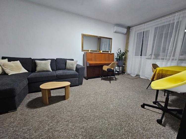 Apartament cu 3 camere decomandat în Piața Centrală