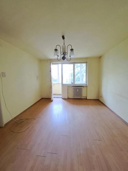 Apartament cu 3 camere semidecomandat în Podgoria