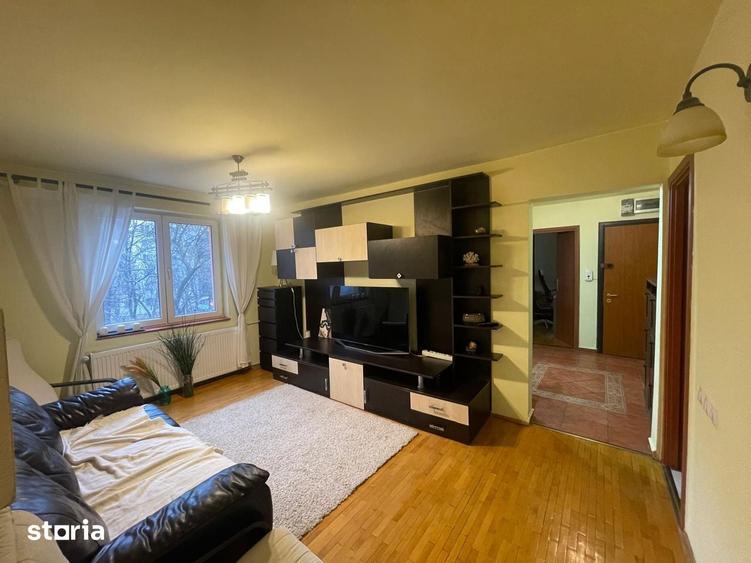 Apartament cu 3 camere, mobilat în Tei