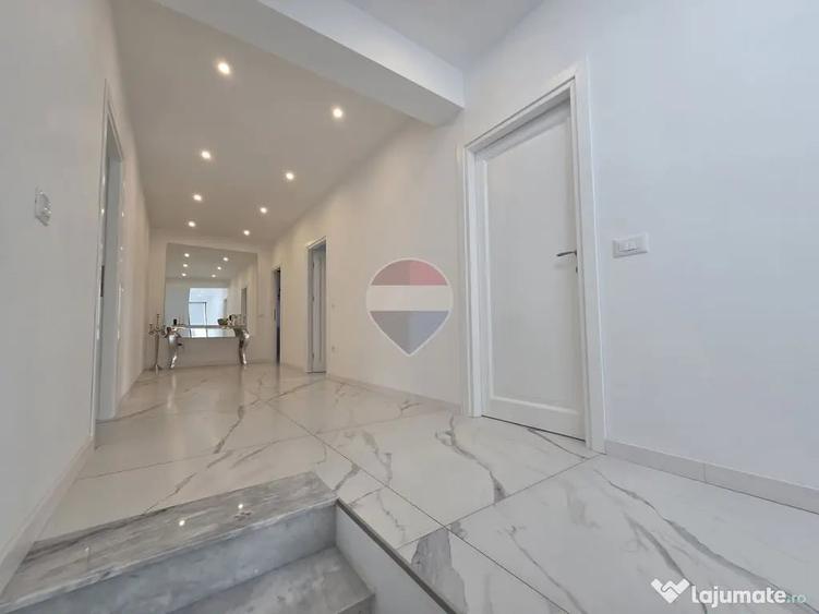 Casă cu 7 camere cu Teren 1000 Mp în Est