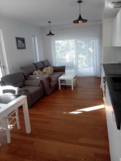 Apartament cu 3 camere semidecomandat în Gruia