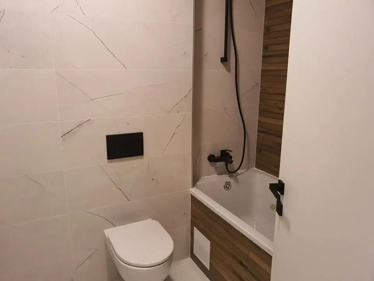 Apartament cu 3 camere decomandat în Titan