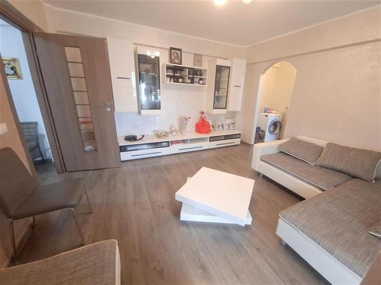 Apartament cu 3 camere semidecomandat, mobilat în Milcov