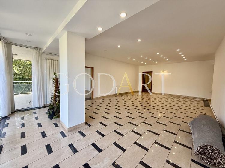 Apartament cu 5 camere semidecomandat în Primăverii