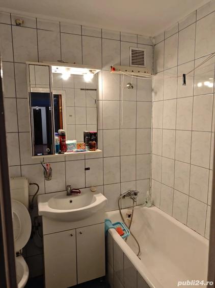 Apartament cu 3 camere semidecomandat, mobilat în Berceni