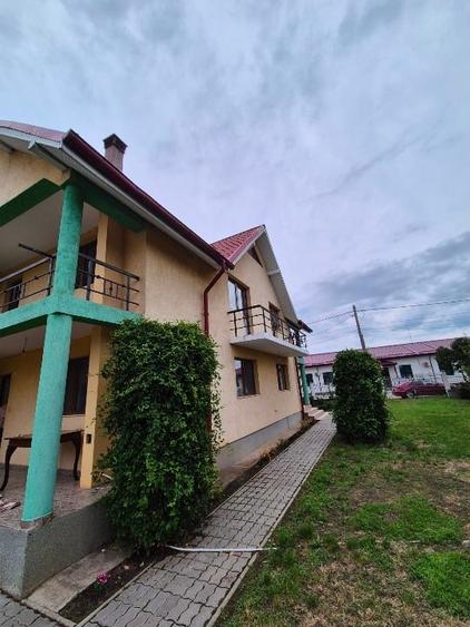 Casă individuală cu 4 camere cu Teren 1718 Mp în Siretu (Săucești)