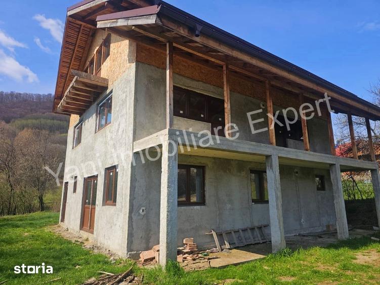 Casă cu 6 camere cu Teren 1175 Mp în Corbi