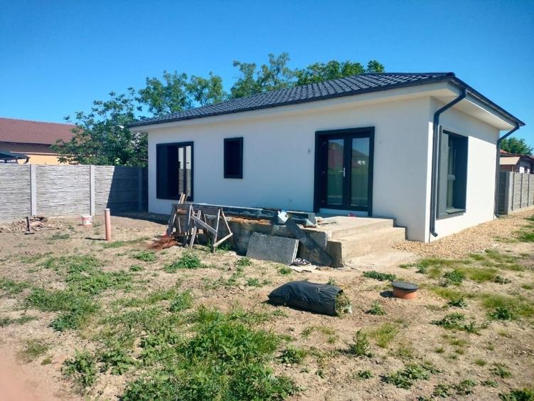 Casă individuală cu 3 camere cu Canalizare în Săcălaz