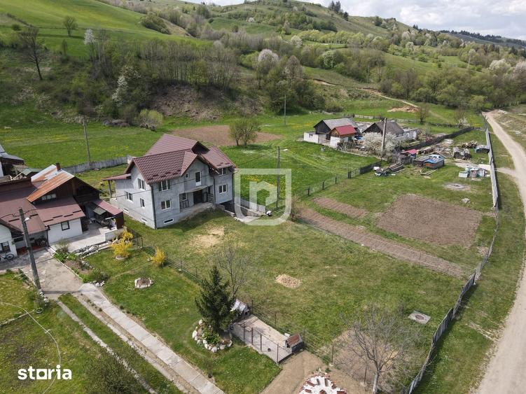 Casă cu 8 camere cu Teren 1143 Mp în Șcheia