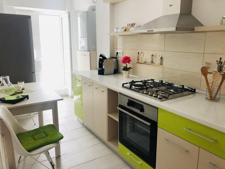 Apartament cu 3 camere decomandat, mobilat în Capitol