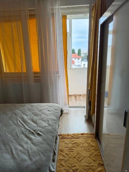 Apartament cu 3 camere semidecomandat, mobilat în Faleza Nord