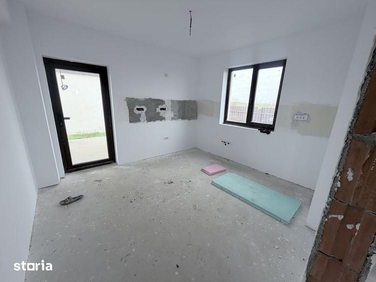 Casă cu 5 camere cu Teren 492 Mp în Glina