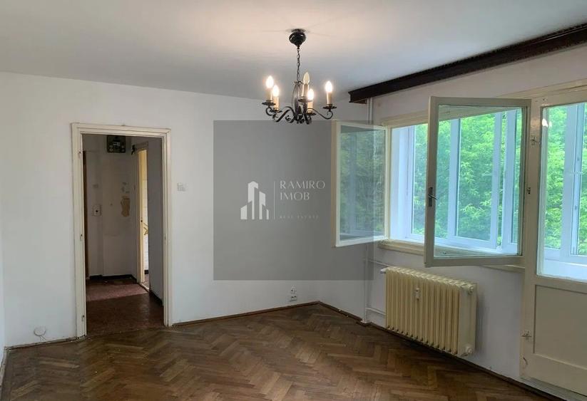Apartament cu 3 camere semidecomandat în P-ța Reșița