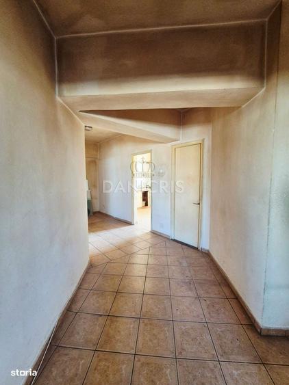 Apartament cu 3 camere decomandat în Trocadero
