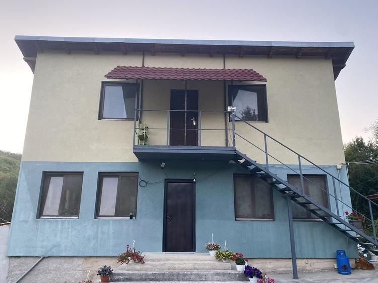 Casă cu 4 camere în Lunca