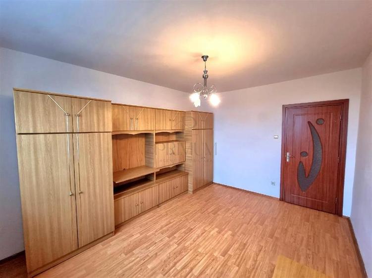 Apartament cu 2 camere semidecomandat în Girocului