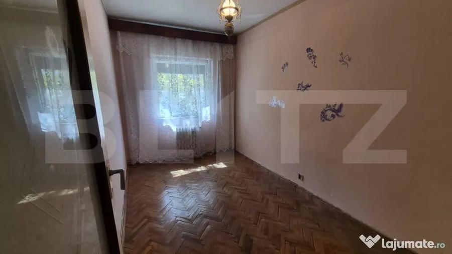 Apartament cu 4 camere semidecomandat în Micro 17