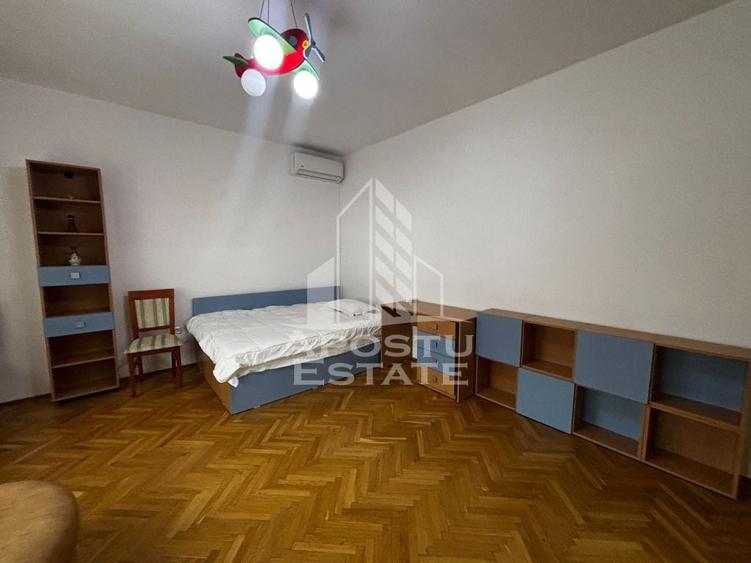 Apartament cu 4 camere semidecomandat, mobilat în Central