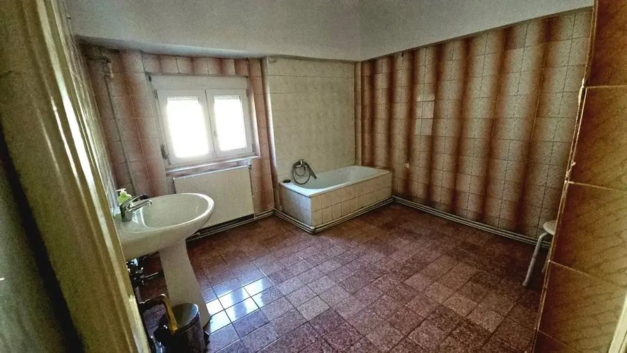 Casă individuală cu 10 camere cu Canalizare în Dorobanți
