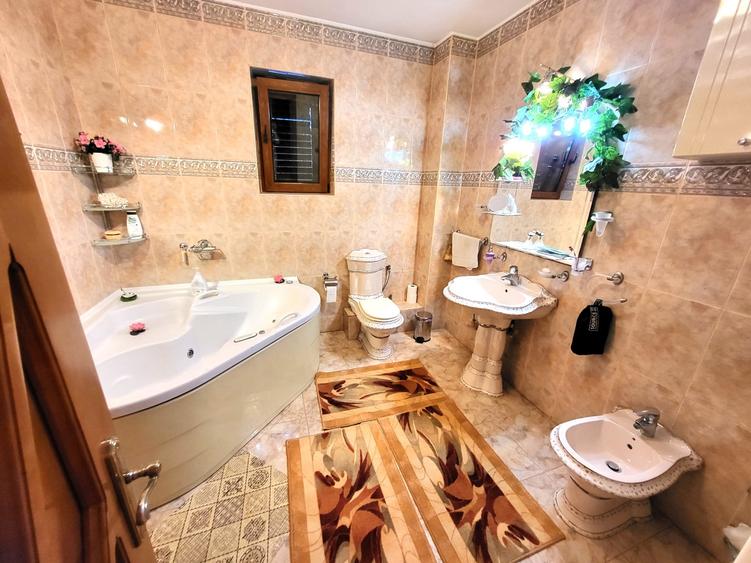 Casă individuală cu 6 camere cu Teren 310 Mp în Central