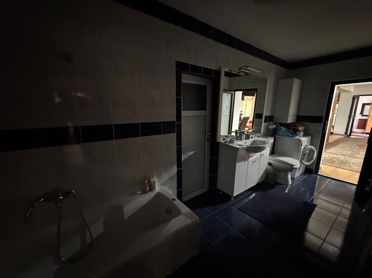 Casă individuală cu 8 camere cu Canalizare în Central
