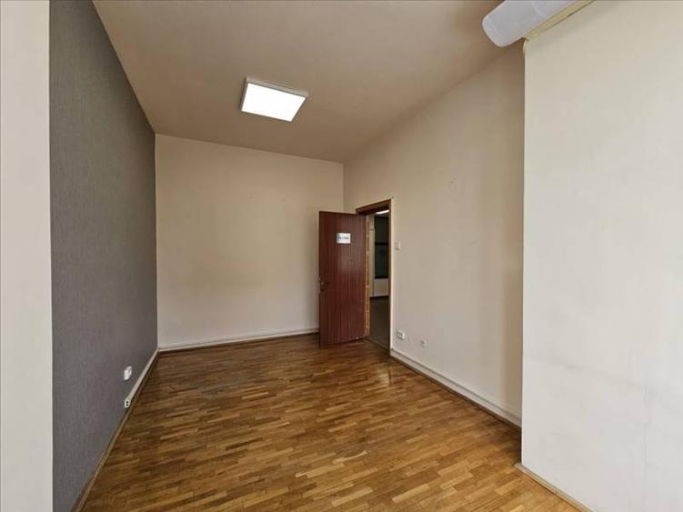 Birou, de 144 mp, în Central