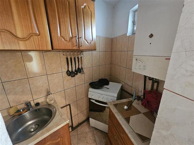 Apartament cu 3 camere semidecomandat, mobilat în Micro II