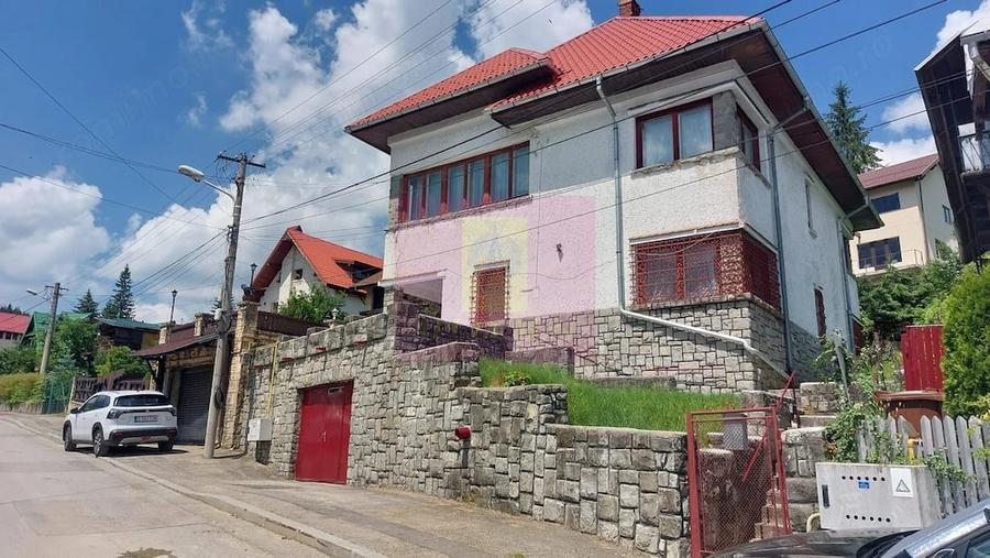 Casă cu 8 camere cu Teren 518 Mp în Central