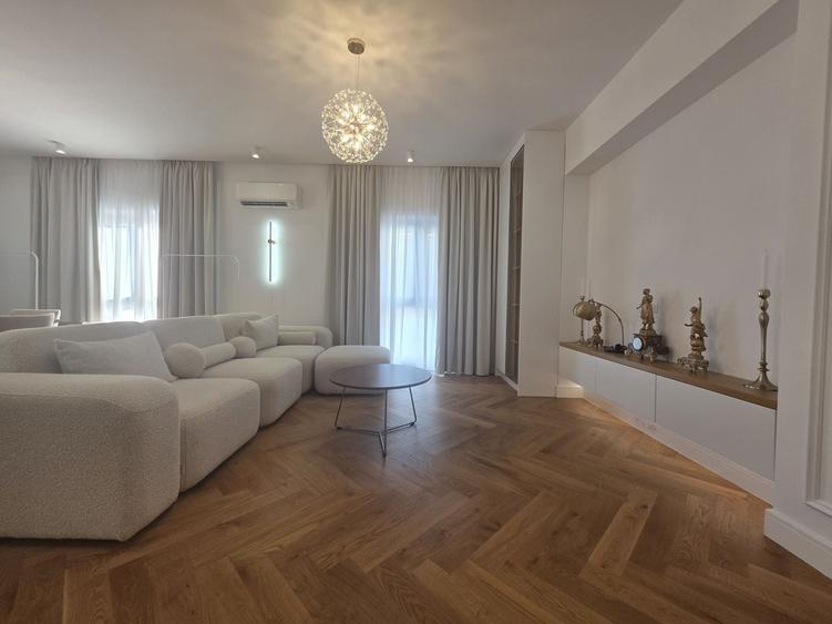 Apartament cu 4 camere decomandat în Pipera