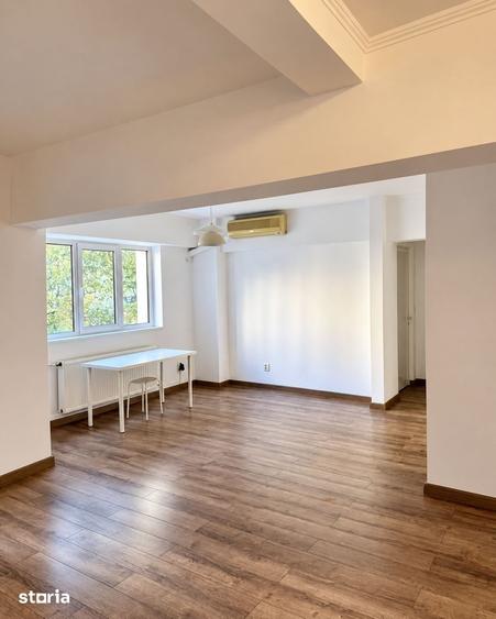 Apartament cu 4 camere semidecomandat în Moșilor