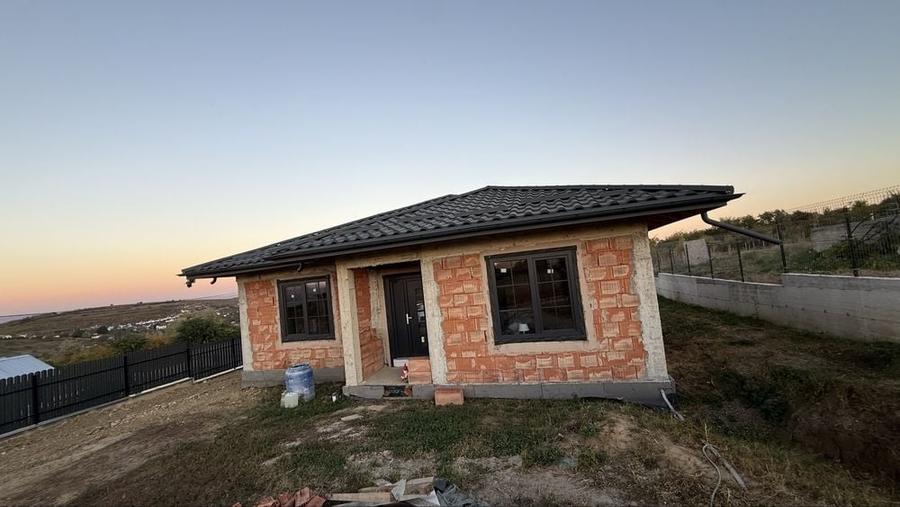 Casă cu 4 camere în Tomești