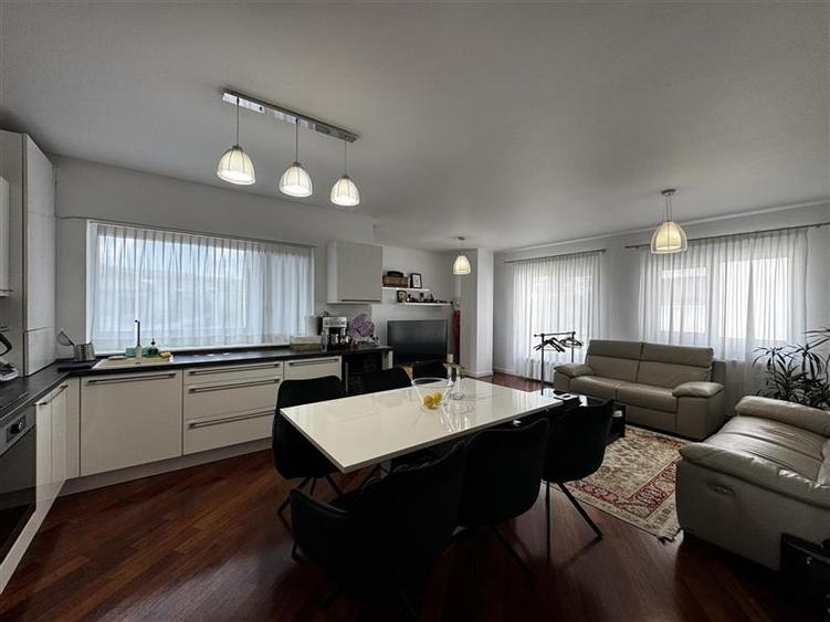 Apartament cu 3 camere semidecomandat în Borhanci