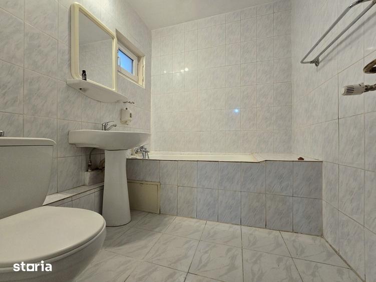 Apartament cu 3 camere decomandat în Titan