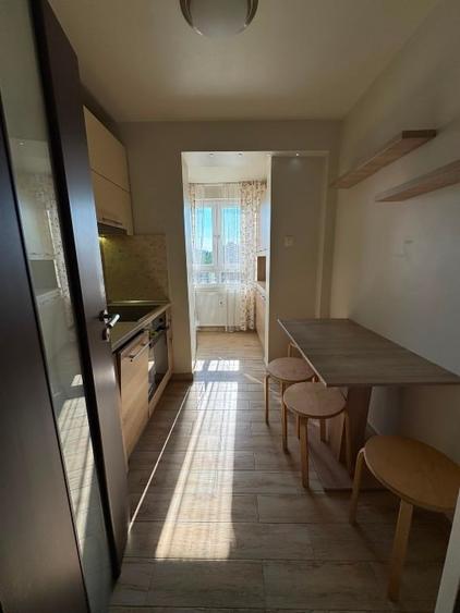 Apartament cu 3 camere decomandat, mobilat în Titan