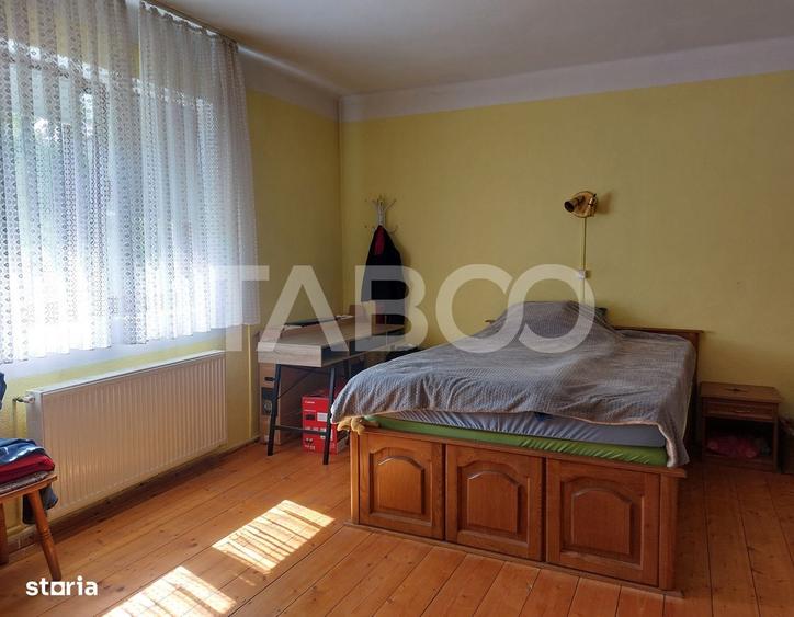 Casă cu 3 camere decomandat în Prislop