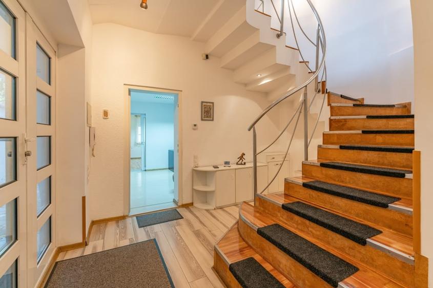 Casă individuală cu 7 camere cu Canalizare în Griviței
