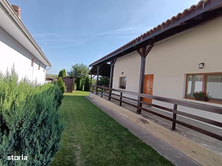 Casă cu 4 camere în Criș