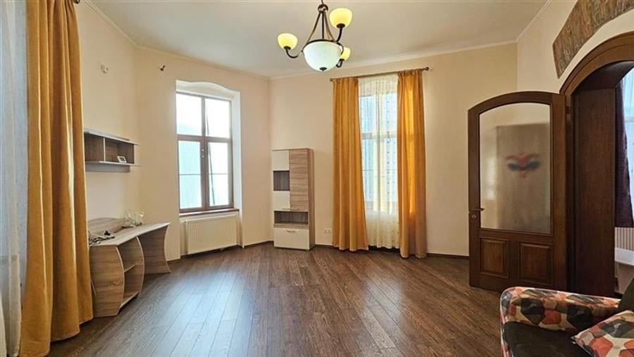 Apartament cu 3 camere semidecomandat, mobilat în Central