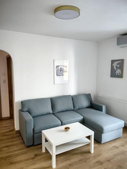 Apartament cu 2 camere semidecomandat, mobilat în P-ța Unirii