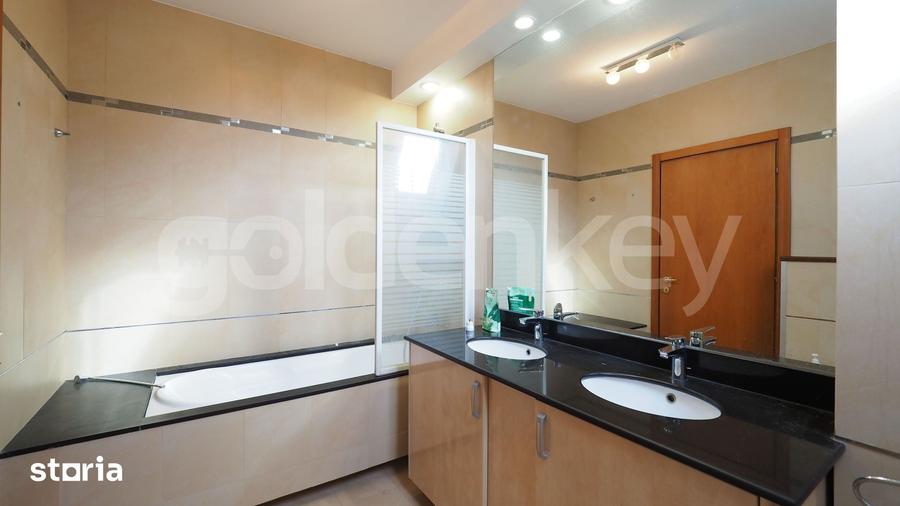 Casă cu 7 camere cu Teren 250 Mp în Central