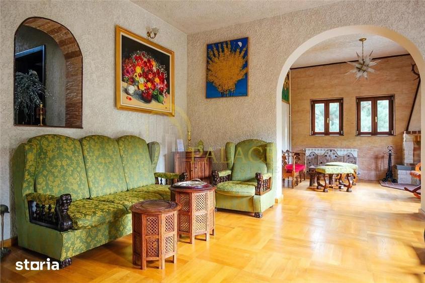 Casă cu 8 camere cu Teren 1000 Mp în Central