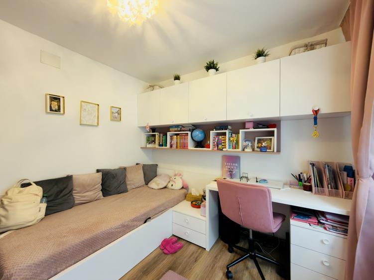 Apartament cu 3 camere decomandat, mobilat în Aradului