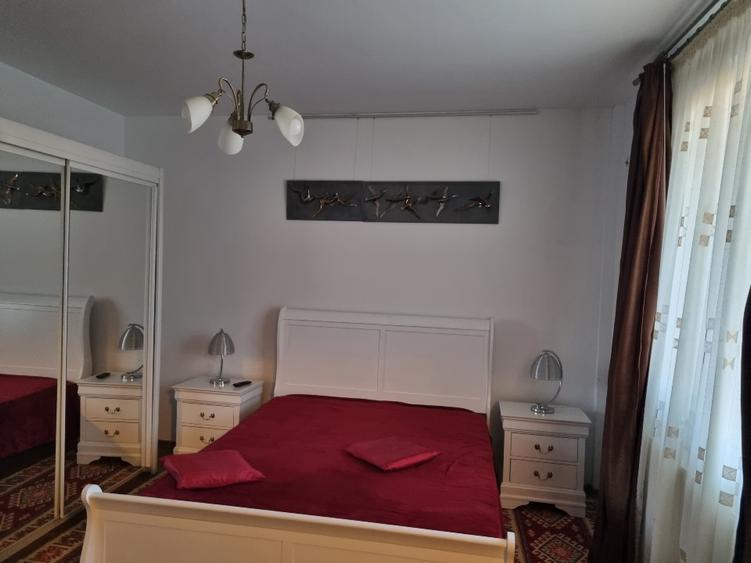 Apartament cu 3 camere semidecomandat în Palazu Mare