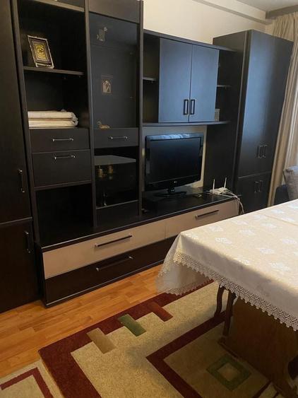Apartament cu 3 camere semidecomandat, mobilat în Gara