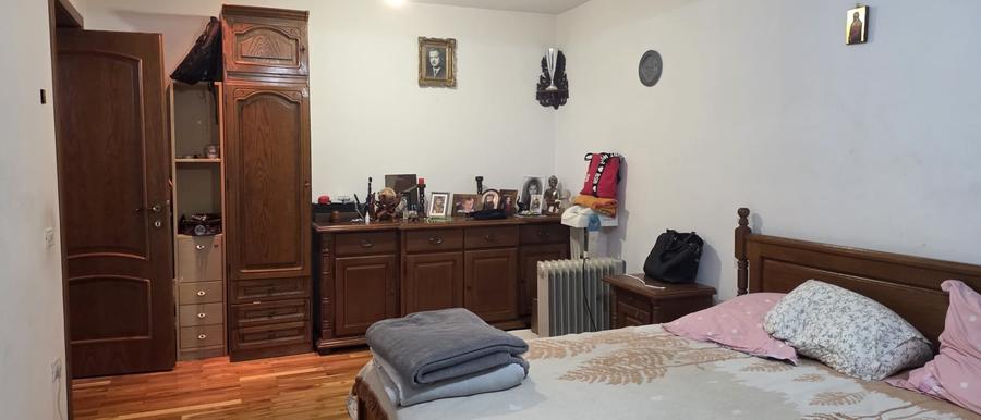 Casă individuală cu 8 camere cu Canalizare în Ciolpani