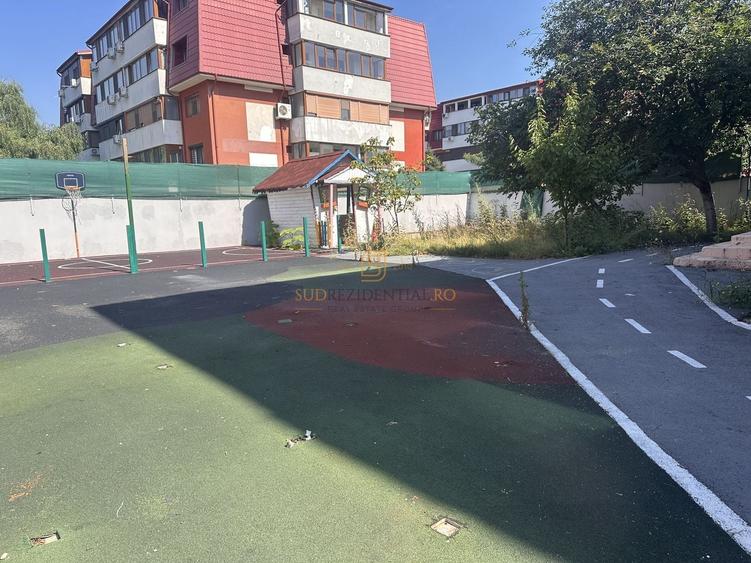 Casă individuală cu 8 camere cu Canalizare în Central