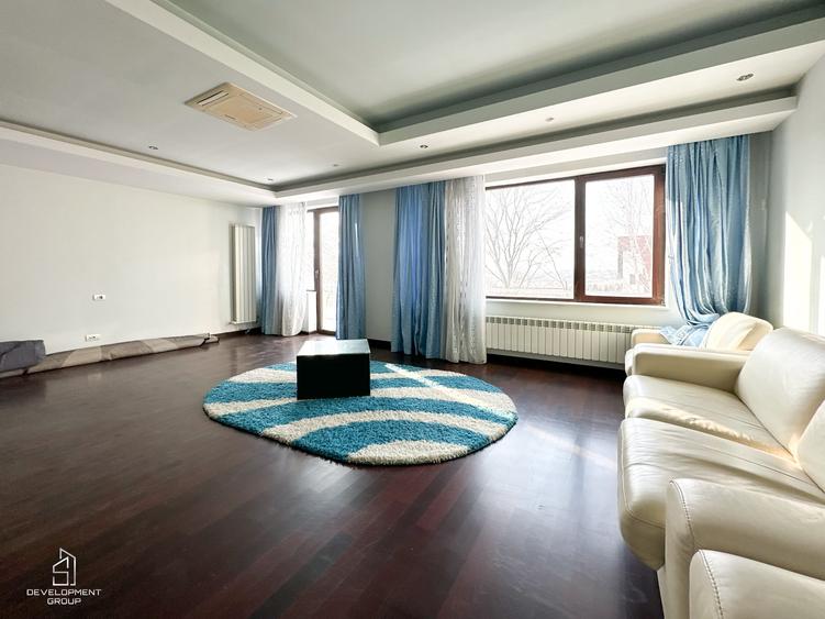 Duplex cu 11 camere cu Garaj în Central